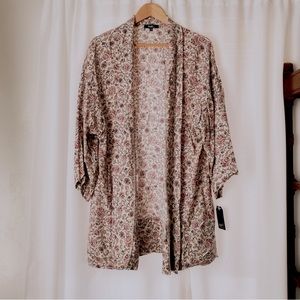 Blush floral women’s 3/4 sleeve flowy lightweight cardigan. Medium